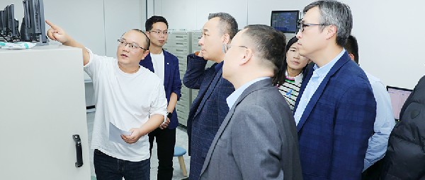 資訊丨國(guó)家珠寶玉石首飾檢驗(yàn)集團(tuán)有限公司黨委書記、董事長(zhǎng)王寶民，深圳實(shí)驗(yàn)室主任丁汀一行蒞臨港福調(diào)研指導(dǎo)