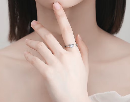 莫桑鉆會(huì)掉色嗎